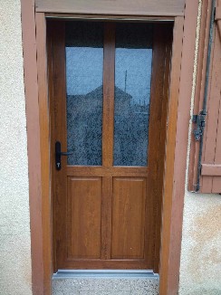 Pose d'une porte d'entrée en PVC chêne doré