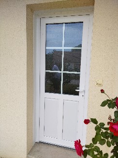 Pose d'une porte d'entrée en PVC blanche