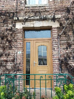 Pose d'une porte d'entrée en PVC couleur chêne irlandais