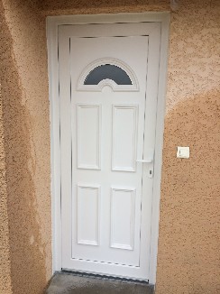 Pose d'une porte d'entrée en PVC blanc