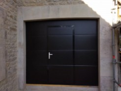 Pose d'une porte de garage sectionnelle en acier noir