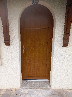 Pose d'une porte d'entrée en PVC chêne doré