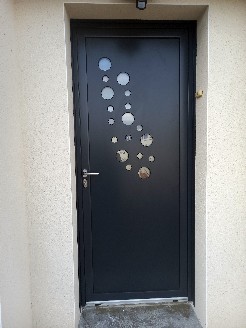 Pose d'une porte d'entrée en aluminium grise anthracite