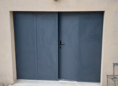 Pose d'une porte de garage 4 vantaux en aluminium gris anthracite.