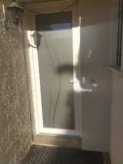 Pose d'une porte pvc avec vitrage décoratif