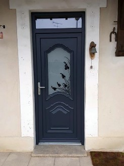 Pose d'une porte d'entrée en Pvc gris anthracite avec panneau décor et imposte vitré   