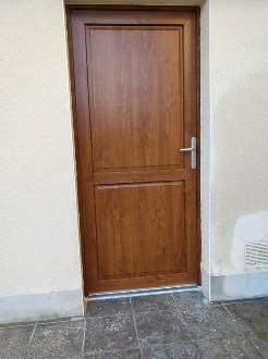 Pose d'une porte d'entrée en PVC