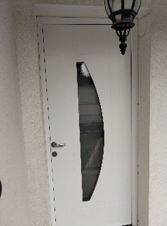 Pose d'une porte d'entrée en aluminium