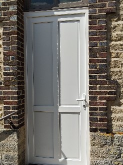 Pose d'une porte d'entrée en PVC