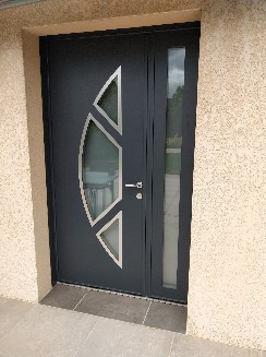 Pose d'une porte d'entrée en aluminium 