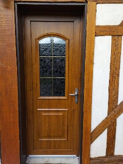 Pose d'une porte d'entrée en PVC chêne
