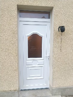 Pose d'une porte d'entrée en PVC avec vitrage dépoli