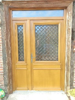 Pose d'une porte d'entrée 2 vantaux en bois exotique