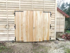 Pose d'une porte de garage avec cadre en chêne et planches en douglas