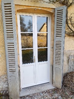 Pose d'une porte fenêtre en bois exotique