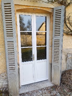 Pose d'une porte fenêtre en bois exotique
