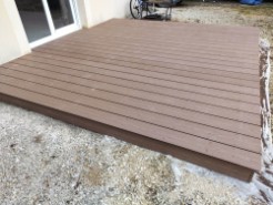 Pose d'une terrasse sur plot en composite couleur brune