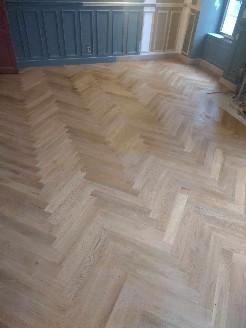 Pose d'un parquet en chêne à bâton rompu collé en plein