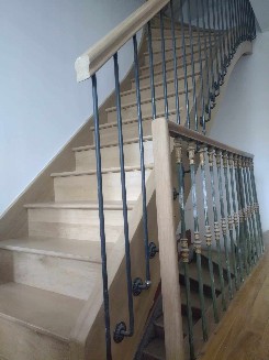 Fabrication maison et pose d'un escalier avec main courante à l'anglaise