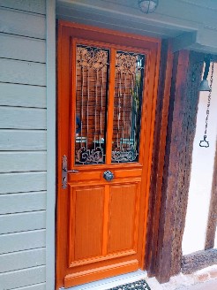 Pose d'une porte d'entrée en bois exotique Moabi