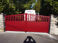Pose d'un portail en aluminium de couleur rouge