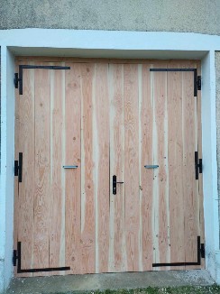 Fabrication et pose d'une porte de garage en chêne et bois douglas