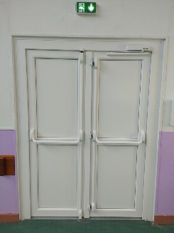 Pose d'une porte en acier 2 vantaux issue de secours