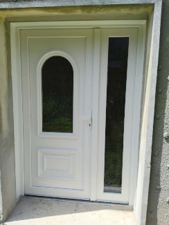 Pose d'une porte d'entrée en PVC blanc avec un fixe latéral