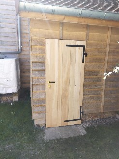 Pose d'une porte de service en bois exotique