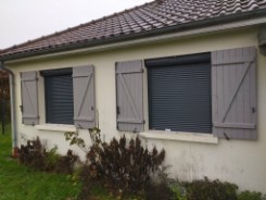 Pose de volets roulants solaires en aluminium gris