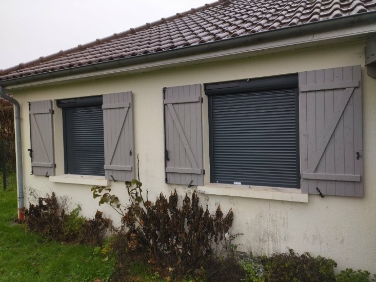 Pose de volets roulants solaires en aluminium gris