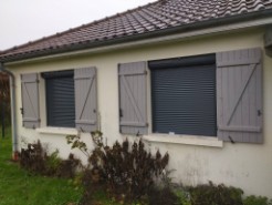 Pose de volets roulants solaires en aluminium gris