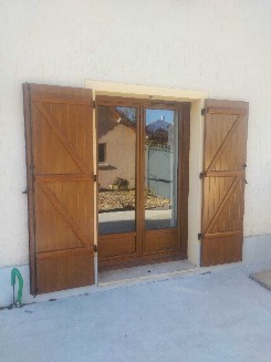 Pose de fenêtres en PVC et de volets battants en aluminium chêne doré