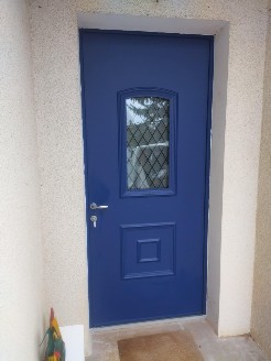 Pose d'une porte d'entrée en aluminium de couleur bleu