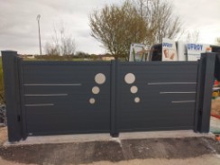 Pose d'un portail en aluminium motorisée avec pilier sur platine.