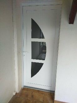 Pose d'une porte d'entrée en PVC blanc