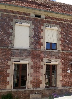 Volets roulants solaires de couleur beige