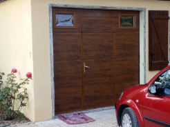Pose d'une porte de garage sectionnelle avec portillon et hublot