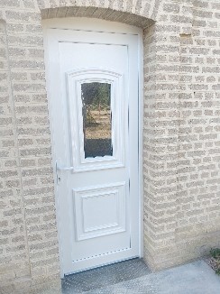 Pose d'une porte d'entrée en PVC