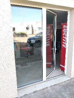 Pose d'une porte un vantail et d'un fixe latéral