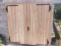 Fabrication et pose d'une porte de garage en bois