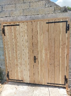 Fabrication et pose d'une porte de garage en bois