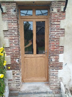 Pose d'une porte d'entrée en chêne brut