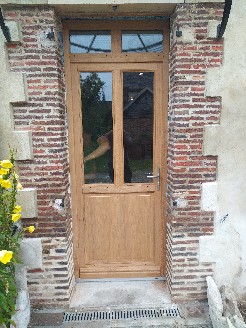 Pose d'une porte d'entrée en chêne brut