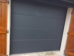 Pose d'une porte de garage sectionnelle en acier grise anthracite