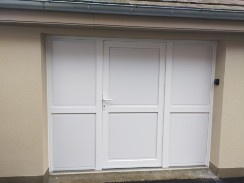 Pose d'une porte d'entrée avec 2 fixes latéraux en PVC