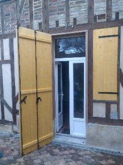 Pose de volets battants en sapin