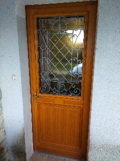 Pose d'une porte d'entrée en bois exotique Moabi