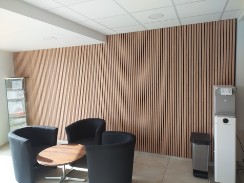 Pose de panneau décor, tasseaux bois sur fond noir