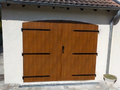 Pose d'une porte de garage en aluminium